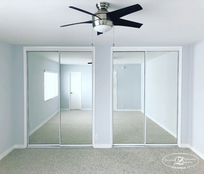 стеклянная раздвижная дверь в нише